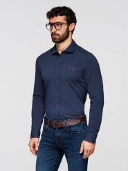 Męska bawełniana koszula REGULAR z kontrastowym haftem - granatowa V2 - Rozmiar: S. Niebieskie koszule męskie Ombre Clothing, m, bez wzorów, z bawełny, bez kołnierzyka, bez ramiączek. W wyprzedaży za 139.99 zł.