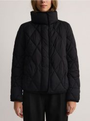 Pikowana kurtka z kołnierzem - czarny. Czarne kurtki damskie Reserved, l, bez wzorów, z tkaniny, bez kaptura. W wyprzedaży za 119.99 zł.