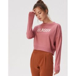 Krótki sweter z hasłem - Różowy. Czerwone swetry klasyczne damskie Sinsay, l, bez kołnierzyka. Za 49.99 zł.