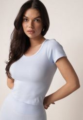 Niebieski Gładki T-shirt o Krótszym Kroju Errora. Niebieskie t-shirty damskie Born2be, m, bez wzorów, z jeansu, bez kołnierzyka. Za 49.99 zł.