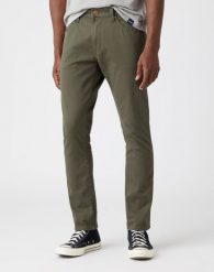 SPODNIE MĘSKIE WRANGLER LARSTON MOSS GREEN W18S36221 112141209. Zielone spodnie materiałowe męskie Wrangler, bez wzorów, z materiału. Za 229.99 zł.