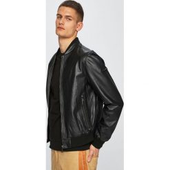 Versace Jeans - Kurtka bomber skórzana. Czarne kurtki męskie Versace Jeans, bez wzorów, z jeansu, bez kaptura. W wyprzedaży za 1,299.00 zł.