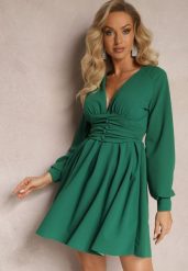 Zielona Sukienka Mini z Trójkątnym Dekoltem i Marszczoną Talią Ozdobiona Guzikami Bulwina. Zielone sukienki damskie Renee, l, bez wzorów, eleganckie, bez kołnierzyka, bez ramiączek, mini, kopertowe. W wyprzedaży za 104.99 zł.