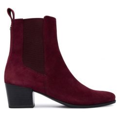 Botki Caprice. Czerwone botki damskie Caprice, bez obcasa, na słupku, bez zapięcia. Za 489.99 zł.