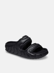 Crocs Klapki "Classic Cozzzy Overpuff" w kolorze czarnym rozmiar: 43/44. Czarne klapki damskie Crocs, bez wzorów, z materiału, bez obcasa. Za 193.24 zł.