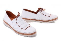 MANITU 840089-03 weiss, półbuty damskie. Białe półbuty damskie Manitu, bez wzorów, ze skóry, bez obcasa. Za 299.90 zł.