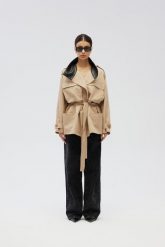 Płaszcz o długości midi w kolorze BEŻOWYM- LENOX-M/L. Brązowe płaszcze damskie Marsala, l, bez wzorów, z bawełny, eleganckie. Za 699.90 zł.