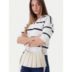 Torebka Lacoste. Białe torebki klasyczne damskie Lacoste, bez wzorów, bez dodatków. Za 808.99 zł.