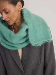 Gładki szalik z alpaki - miętowy. Zielone szaliki i kominy damskie Reserved, bez wzorów. W wyprzedaży za 159.99 zł.