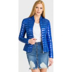 KURTKA VERA GUESS PIKOWANA. Niebieskie kurtki damskie Guess, l, z aplikacjami, bez kaptura. Za 729.00 zł.