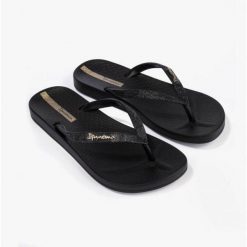 Klapki Ipanema Anat Lolita Fem Damskie. Czarne klapki damskie Ipanema, bez wzorów, z gumy, bez obcasa. Za 73.99 zł.