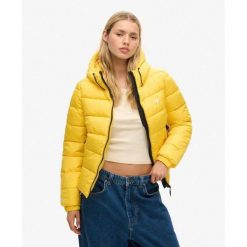 Kurtka pikowana z kapturem w stylu sportowym SUPERDRY. Żółte kurtki damskie Superdry., bez wzorów, z kapturem. W wyprzedaży za 332.15 zł.