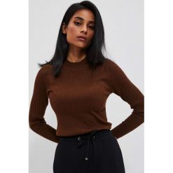 Dopsowany sweter w prążki czarny. Czarne swetry klasyczne damskie MOODO, xl, z poliamidu, bez kołnierzyka. W wyprzedaży za 49.99 zł.