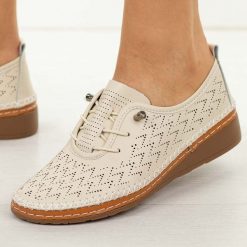 Beżowe ażurowane skórzane półbuty damskie T.Sokolski 26-78. Brązowe półbuty damskie Sokolski, bez wzorów, z jeansu, klasyczne, z okrągłym noskiem, bez obcasa, na płaskiej podeszwie. Za 239.00 zł.