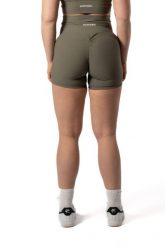 Damskie szorty bezszwowe prążkowane z efektem scrunch – zielony szałwiowy. Zielone spodenki sportowe damskie AESTHETIC WOLF, xs, z dzianiny, na fitness i siłownię. Za 99.99 zł.