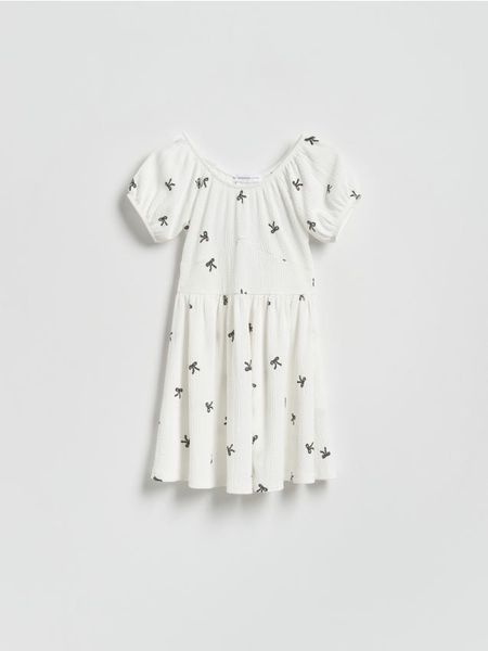 Wzorzysta sukienka - złamana biel. Sukienki dziewczęce Reserved, bez wzorów, z dzianiny, bez ramiączek. Za 69.99 zł.