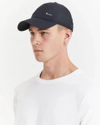 Czapka Nike Dri-FIT czarna, regulowana, oddychająca. Czarne czapki męskie Nike, bez wzorów, z materiału, eleganckie. Za 99.00 zł.