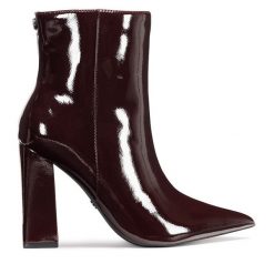Botki Nine West. Czerwone botki damskie Nine West, bez obcasa, na słupku, bez zapięcia. Za 279.99 zł.
