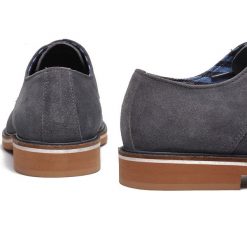 BUTY MĘSKIE SKÓRZANE. Szare buty wizytowe męskie TOP SECRET, na jesień, z materiału, bez zapięcia. W wyprzedaży za 99.99 zł.