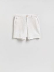 Lniane szorty regular fit - biały. Białe szorty męskie Reserved, bez wzorów, z tkaniny. Za 149.99 zł.