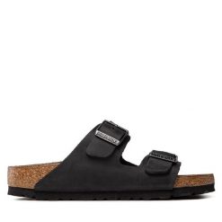Klapki Birkenstock. Czarne klapki damskie Birkenstock, bez wzorów, bez obcasa. Za 369.99 zł.