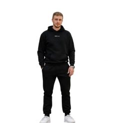 Bluza domowa z kapturem – czarna. Czarne bluzy sportowe damskie HOME DELUXE, l, bez wzorów, z bawełny, bez ramiączek, z kapturem. Za 152.99 zł.
