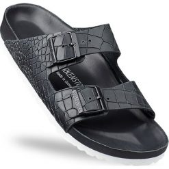 Skórzane klapki "Arizona" w kolorze czarnym. Czarne klapki damskie Birkenstock, bez wzorów, ze skóry, bez obcasa. W wyprzedaży za 439.95 zł.