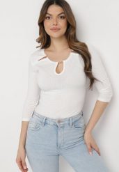 Biała Bawełniana Bluzka z Prążkowanej Dzianiny z Rękawami 3/4 i Wycięciem przy Dekolcie Xireal. Białe bluzki damskie Born2be, bez wzorów, z bawełny, eleganckie, bez kołnierzyka, bez ramiączek. Za 59.99 zł.