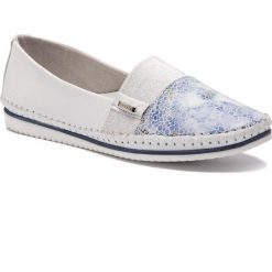 Półbuty LASOCKI WI23-SARA-13. Białe półbuty damskie Lasocki, bez wzorów, ze skóry, bez obcasa. Za 129.99 zł.