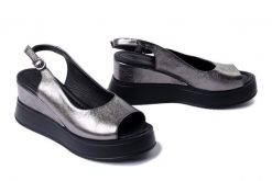 ARTIKER RELAKS 254C0398 srebrny, sandały damskie. Szare sandały damskie Artiker Relaks, bez wzorów, ze skóry, bez obcasa, na koturnie. Za 174.93 zł.