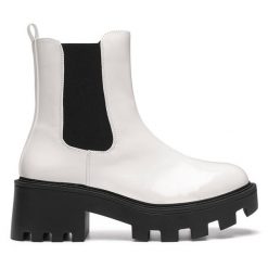 Sztyblety DeeZee. Białe botki damskie DeeZee, bez obcasa, na słupku, bez zapięcia. Za 179.99 zł.