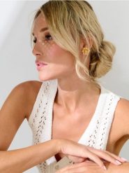 Kolczyki w kształcie kwiatów - złoty. Żółte kolczyki damskie Sinsay, złote. Za 9.99 zł.