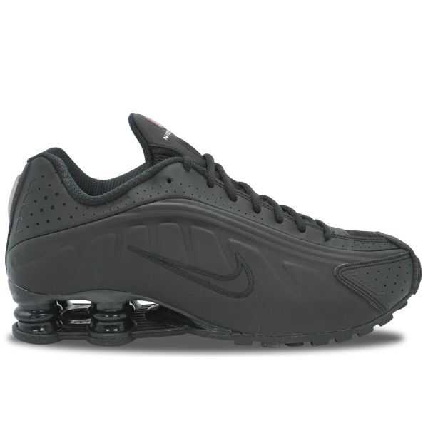 Buty sportowe Nike Shox R4 Czarne. Czarne buty sportowe na co dzień męskie Nike, z materiału, bez zapięcia, trekkingowe. Za 499.00 zł.