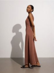 Sukienka maxi z wiskozą - brązowy. Brązowe sukienki damskie Reserved, l, bez wzorów, z tkaniny, bez kołnierzyka, bez ramiączek, maxi, dopasowane. W wyprzedaży za 89.99 zł.