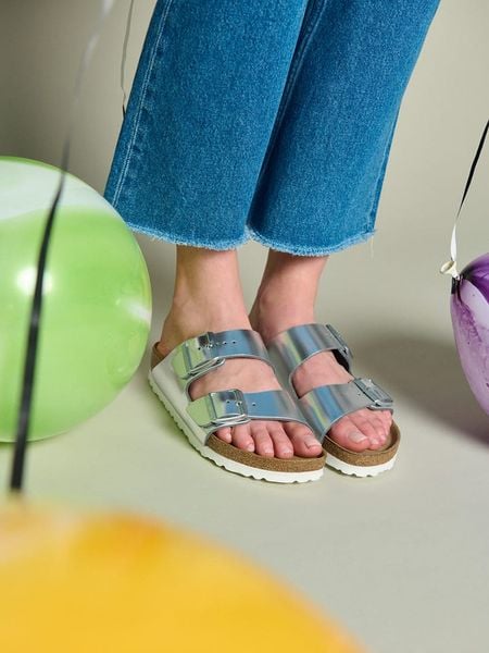 Birkenstock Skórzane klapki "Arizona" w kolorze srebrnym rozmiar: 37. Szare klapki damskie Birkenstock, bez wzorów, ze skóry, bez obcasa. Za 378.54 zł.