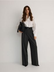 Luźne spodnie z zakładkami - ciemnoszary. Szare spodnie materiałowe damskie Reserved, bez wzorów, z tkaniny. Za 159.99 zł.