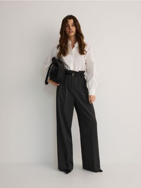 Luźne spodnie z zakładkami - ciemnoszary. Szare spodnie materiałowe damskie Reserved, bez wzorów, z tkaniny. Za 159.99 zł.