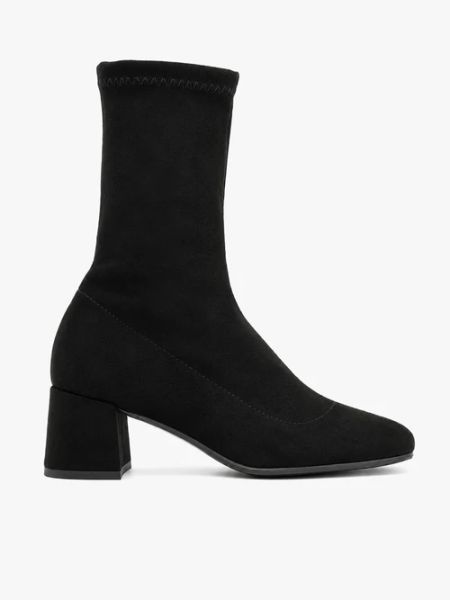 Czarne wyższe elastyczne botki. Czarne botki damskie Ryłko, z tkaniny, z okrągłym noskiem, bez obcasa, bez zapięcia. Za 429.99 zł.