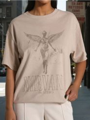 Koszulka Nirvana - beżowy. Brązowe t-shirty damskie Sinsay, l, bez wzorów, bez kołnierzyka. W wyprzedaży za 27.99 zł.
