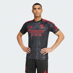 Koszulka Benfica 24/25 Away. Czarne t-shirty sportowe męskie Adidas, z materiału, bez ramiączek, do piłki nożnej. Za 449.00 zł.