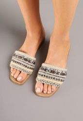 Brązowo-Beżowe Klapki z Plecionką w Stylu Boho i Nitami Karvisa. Brązowe klapki damskie Born2be, bez wzorów, z jeansu, bez obcasa, na płaskiej podeszwie. Za 69.99 zł.
