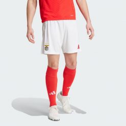 Szorty Benfica 24/25 Home. Białe szorty męskie Adidas, z materiału, bez kołnierzyka. W wyprzedaży za 119.40 zł.