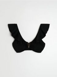 Góra od bikini z falbanami i dekoracyjnym metalem - czarny. Czarne bikini damskie Sinsay, bez wzorów. Za 29.99 zł.