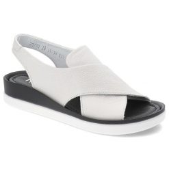 Białe Sandały Nessi Modne Obuwie Damskie. Białe sandały damskie Nessi, bez wzorów, ze skóry, bez obcasa. Za 399.00 zł.
