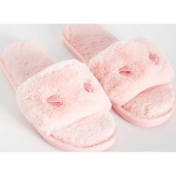 Puszyste kapcie z uszami - Różowy. Czerwone kapcie damskie Sinsay. Za 29.99 zł.