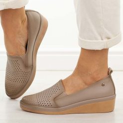 Beżowe skórzane półbuty damskie Vinceza 39988. Brązowe półbuty damskie VINCEZA, w ażurowe wzory, z jeansu, eleganckie, z okrągłym noskiem, bez obcasa, na koturnie. Za 219.00 zł.