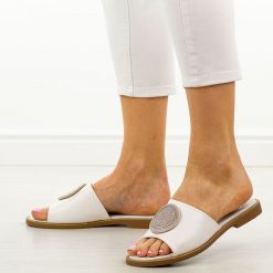 Białe płaskie klapki damskie Filippo Dk6217/25. Białe klapki damskie Filippo, z aplikacjami, ze skóry, bez obcasa, na płaskiej podeszwie. Za 129.00 zł.