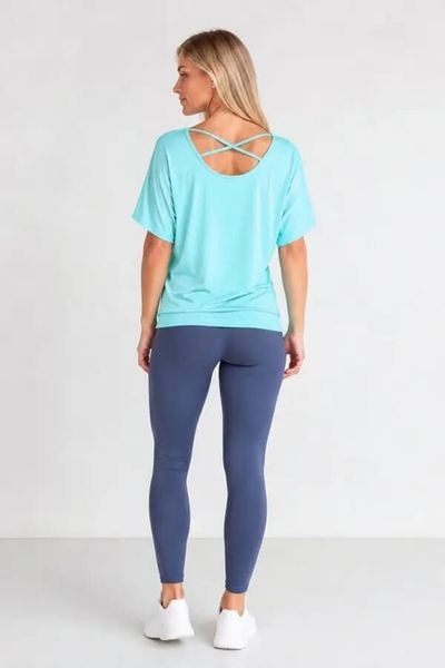 Luźna bluzka damska 2skin Kizomba turkus. Niebieskie bluzki sportowe damskie 2SkIN, l, z materiału, bez kołnierzyka, bez ramiączek. Za 129.00 zł.