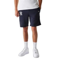 Krótkie New York Yankees League Essential. Niebieskie szorty męskie New Era, bez wzorów. Za 163.50 zł.