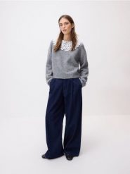 Sweter z ozdobnym kołnierzem - szary. Szare swetry klasyczne damskie Reserved, l, z dzianiny, bez kołnierzyka. W wyprzedaży za 109.99 zł.